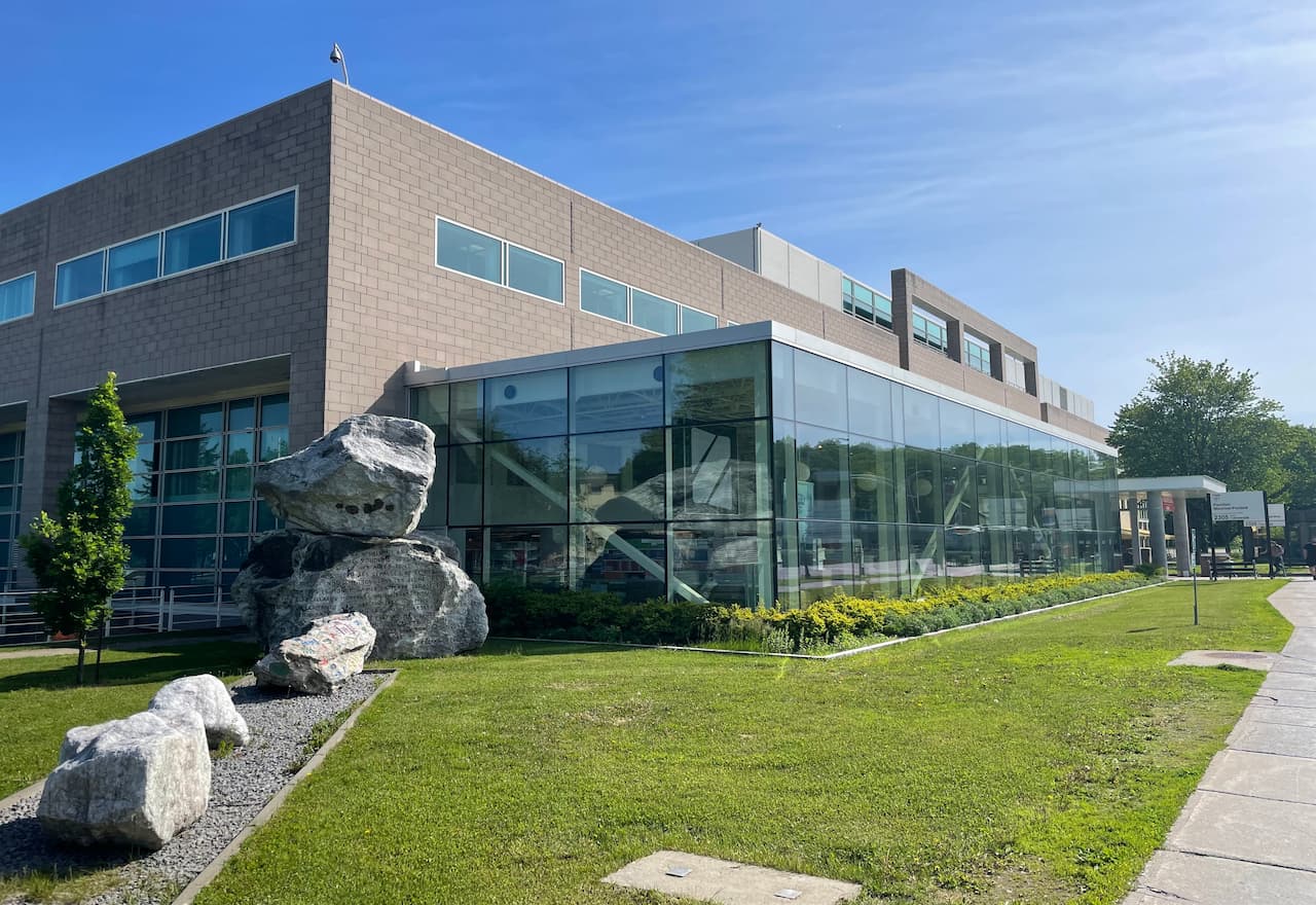 Thumbnail-For-Laval University Campus-By-Credit Instant