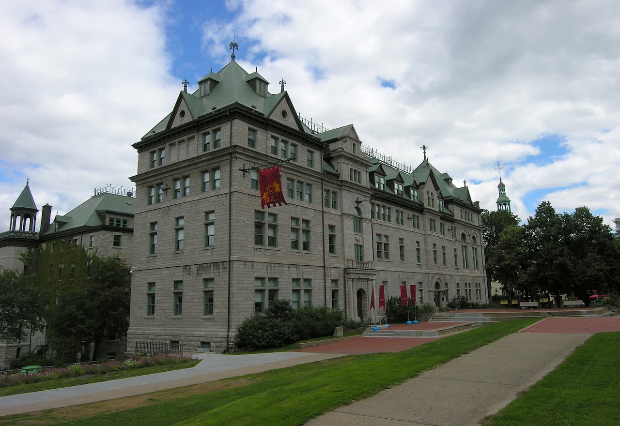 Thumbnail-For-Quebec City Hall Gardens-By-Credit Instant